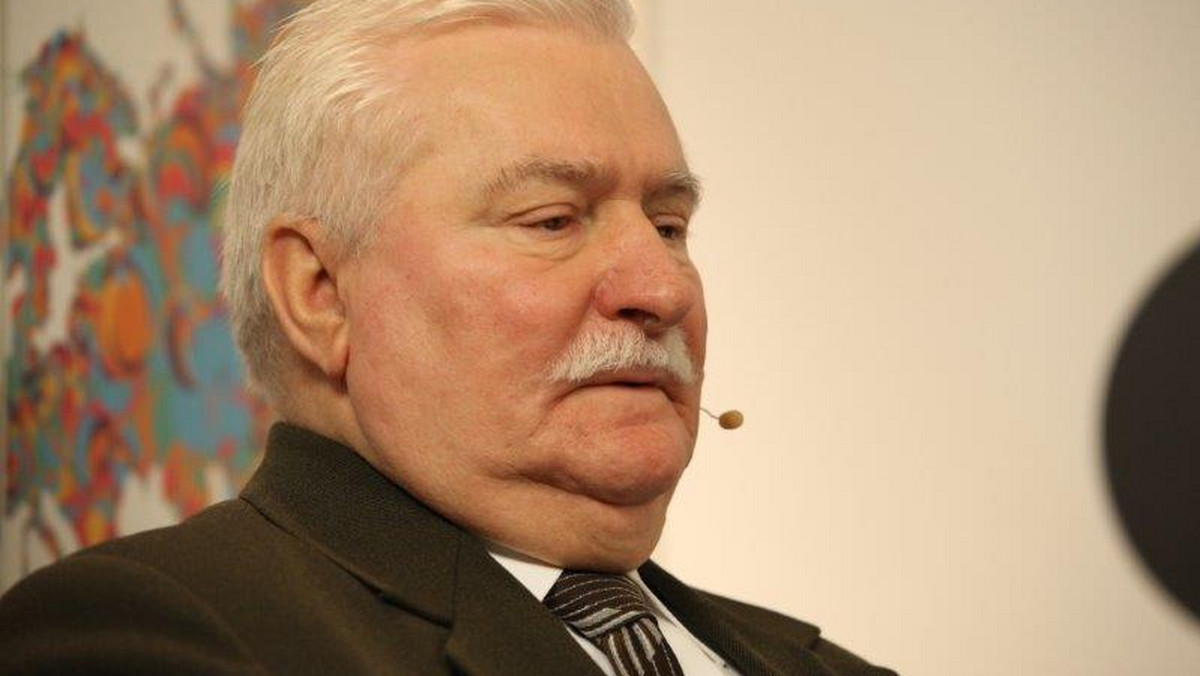 Były prezydent Lech Wałęsa odebrał w niedzielę tytuł honorowego obywatela gminy Brudzeń Duży. Wcześniej odwiedził pobliskie Sobowo, gdzie na cmentarzu parafialnym spoczywają jego rodzice. To miejscowości położone w rodzinnych stronach b. prezydenta.