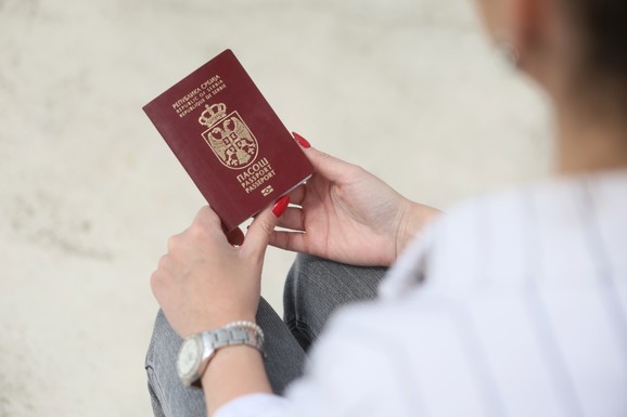 ZA NOV PASOŠ U REDU OD RANOG JUTRA I PRE OTVARANJA ŠALTERA Ogromne gužve, a ako znate OVU CAKU, sve završavate u roku od odmah