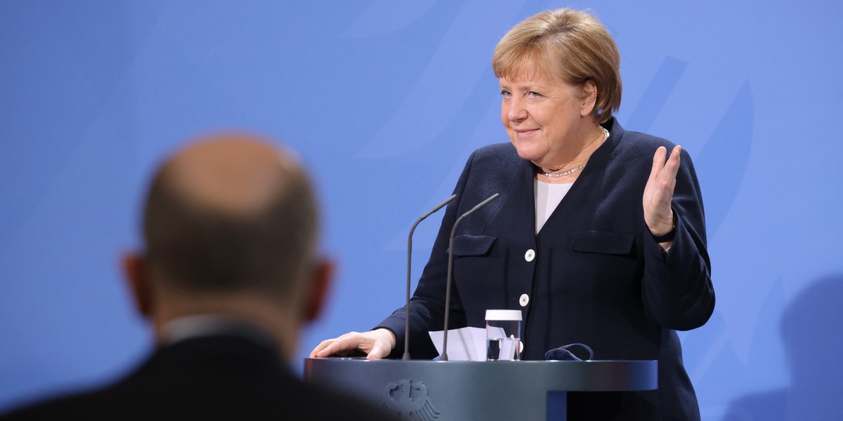 Kontrowersyjna opinia o uzależnieniu Niemiec od Rosji w zakresie gazu, którą przyjęła była kanclerz Angela Merkel, stwarza teraz problemy dla obecnego kanclerza Olafa Scholza.