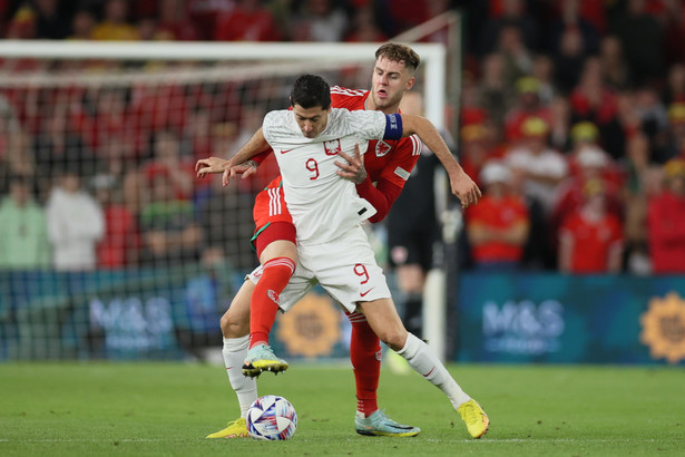 Robert Lewandowski (front) i Joe Rodon (tył) z Walii podczas meczu grupy A4 piłkarskiej Ligi Narodów w Cardiff