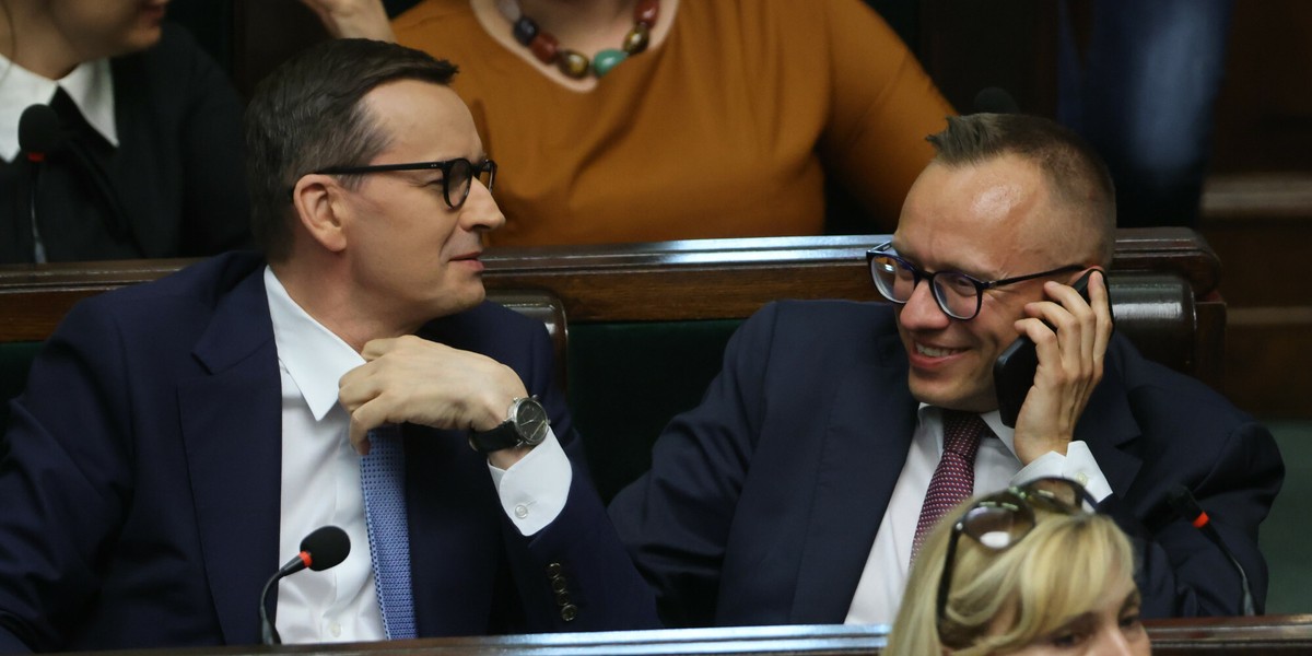 Premier Mateusz Morawiecki i wiceminister finansów Artur Soboń.