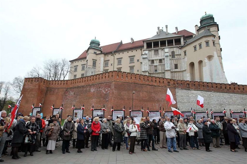 Pochód idzie ulicami Krakowa