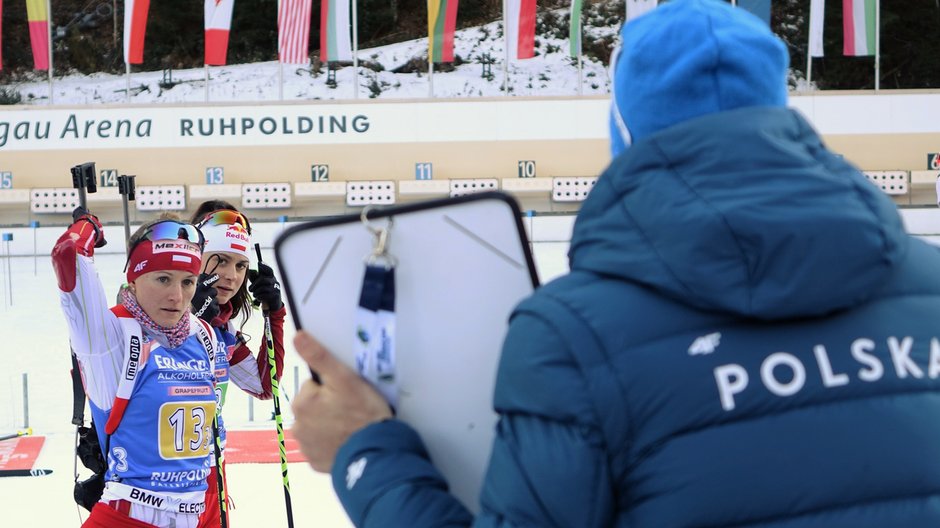 Trener Michael Greis przekazuje wskazówki Kindze Zbylut i Kamili Żuk