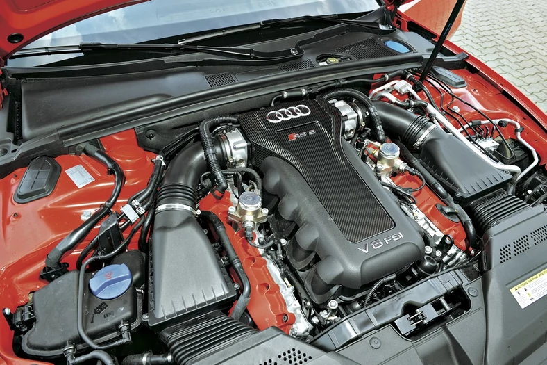 Silnik Audi RS 5 to rasowy, klasyczny, wolnossący, widlasty ośmiocylindrowiec