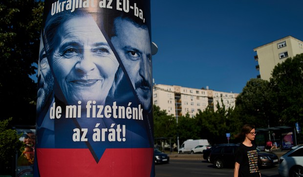 Bilbord mađarske vlade u Budimpešti na kom su predsednica EK Ursula fon der Lajen i ukrajinski predsednik Volodimir Zelenski, a na kojima je poruka protiv članstva Ukrajine u EU.