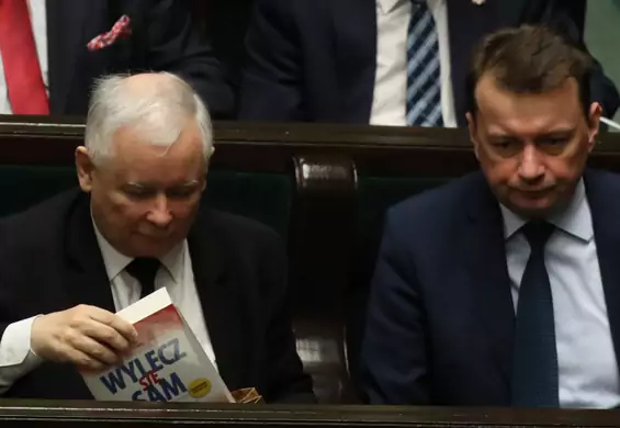 Prezes Kaczyński przyłapany z ciekawą książką. Tytuł mówi sam za siebie