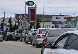 Kolona vozila ispred benzinske pumpe u Sevastopolju, na Krimu - gotografija od 1. juna 2026. | Foto: Reuters