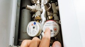 Wymiana wodomierzy i ciepłomierzy: kara 10 000 zł za zwłokę - co robić teraz?