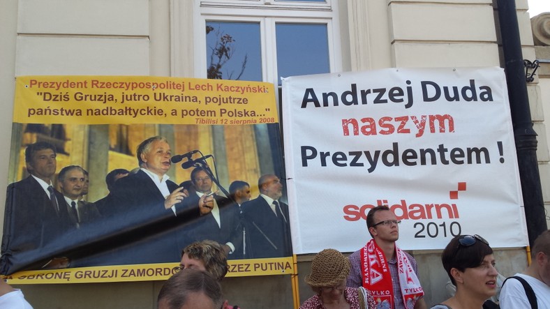 Plakaty zwolenników Andrzeja Dudy