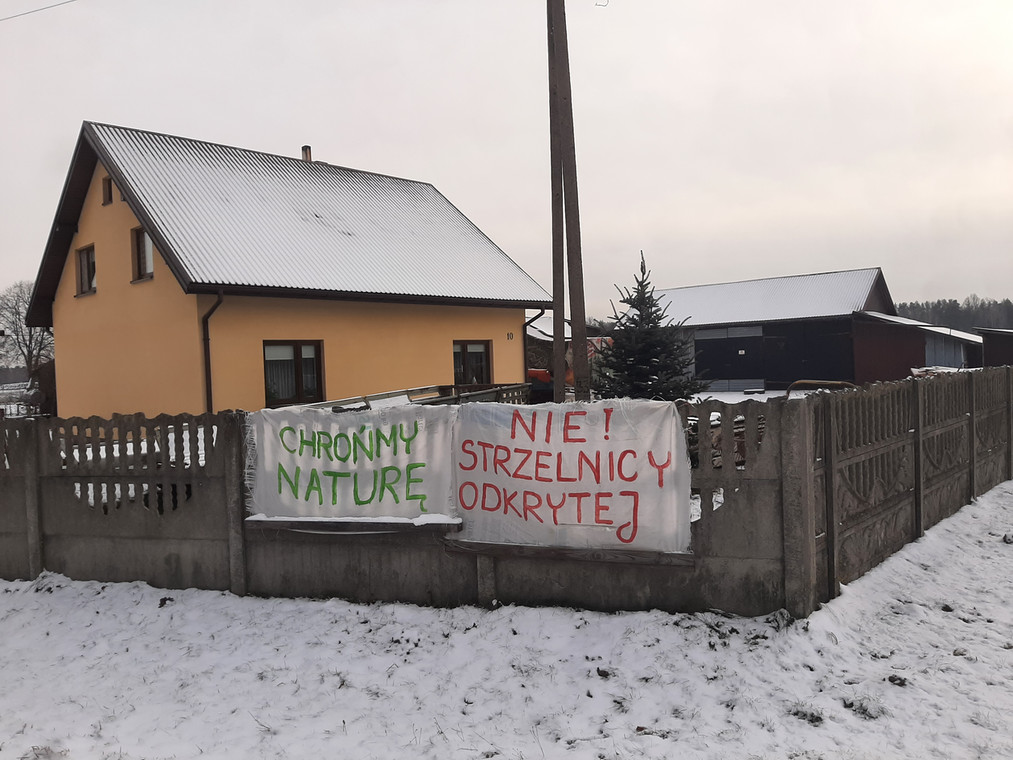 Transparenty przed domem Artura Trochimiuka.
