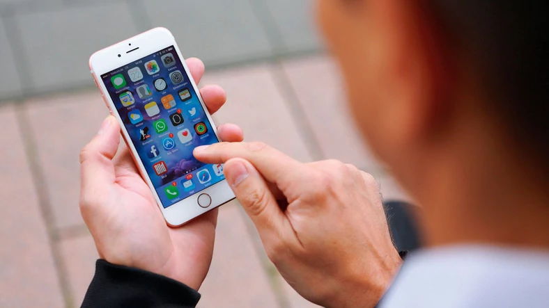 iPhone 6S sprawia wrażenie telefonu z innej epoki: ma wokół wyświetlacza grubą ramkę.