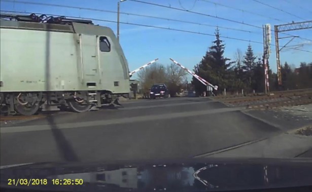 Kierowcy czekają, szlaban w górę, ruszają i... pociąg wyrósł jak spod ziemi. Policja publikuje wideo ku przestrodze