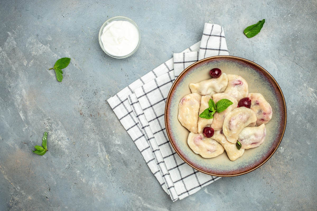 Pierogi owocowe z przepisu Ewy Wachowicz można zrobić z truskawkami lub czereśniami