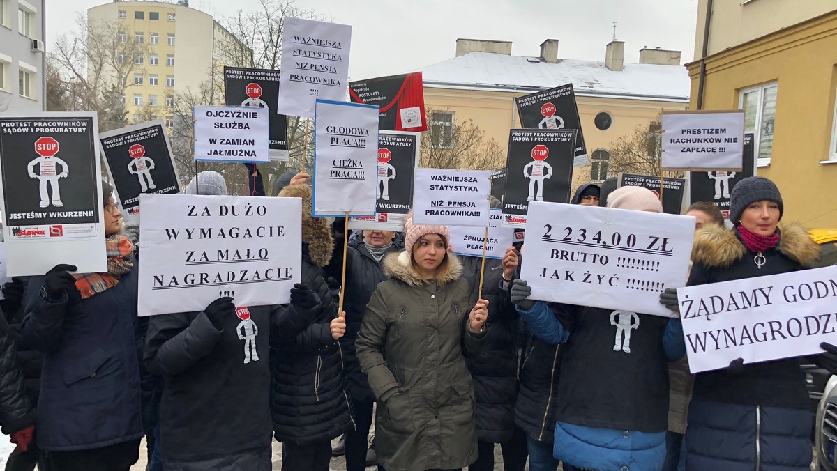 Protest w prokuraturach. Domagają się podwyżek albo pójdą pracować w Biedronce