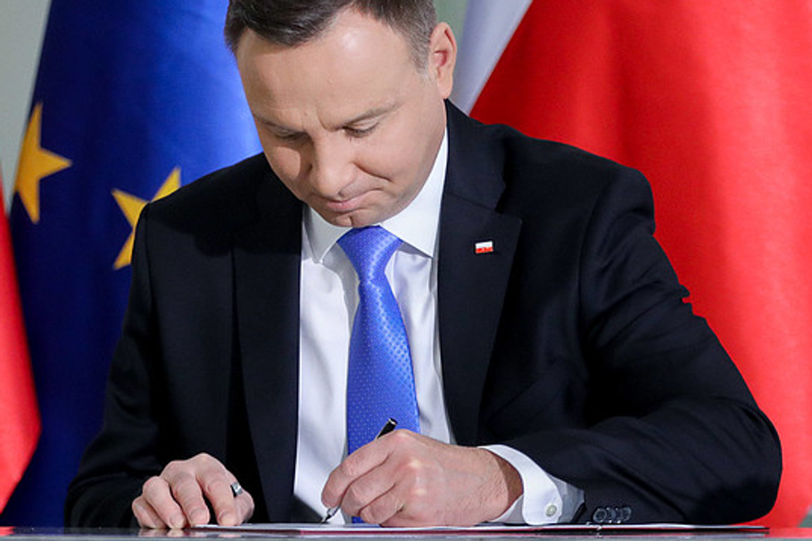 Prezydent Andrzej Duda podpisał nowelizację ustawy, w której zapisano, że obniżenie uposażeń parlamentarzystów jest zgodne ze społecznymi oczekiwaniami