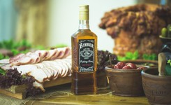 'Znaleziono sześć beczek z zacierem'. Prowadził bimbrownię. Policji tłumaczył, że to... na urodziny