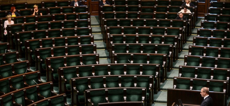 Wiceszef MON przedstawia informacje o misji polskich żołnierzy na Bliskim Wschodzie. W Sejmie pustki