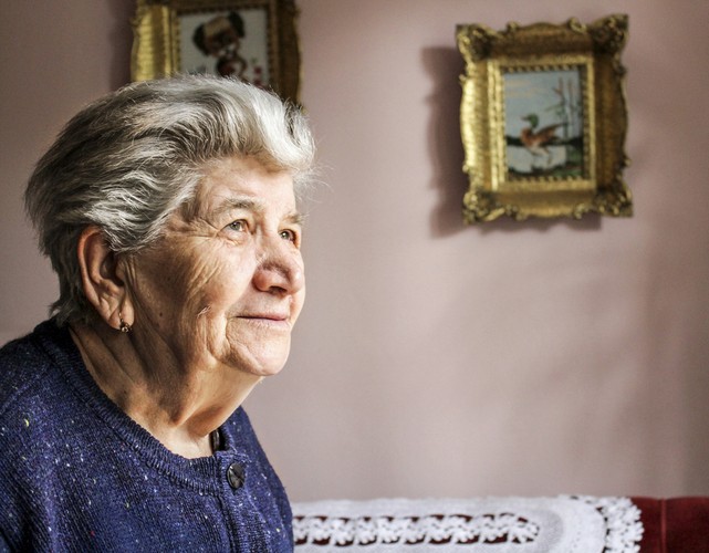 <strong>Czy prawdą jest, że nie jest korzystnie przechodzić na emeryturę w czerwcu</strong>
<br><br><strong>Za niecały rok w maju skończę 65 lat i planuję od razu złożyć wniosek o przyznanie emerytury. Czy to ważne, by złożyć go jeszcze w maju?</strong> <br>
<br>TAK<br>
<br>Bo choć na emeryturę można przejść w dowolnym miesiącu, to jednak zdecydowanie najmniej korzystnym terminem na składanie wniosków jest czerwiec. Wynika to ze schematu waloryzacji, zgodnie z którym w czerwcu podstawa obliczania emerytury według nowych zasad podlega jedynie waloryzacji rocznej. W każdym innym miesiącu podstawa obliczania emerytury jest dodatkowo waloryzowana kwartalnie.<br><br>