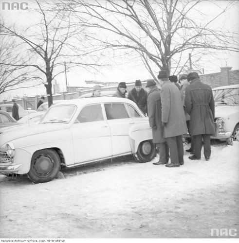 Giełda samochodowa przy ul. Dzikiej w Warszawie (przełom lat 60. i 70.)