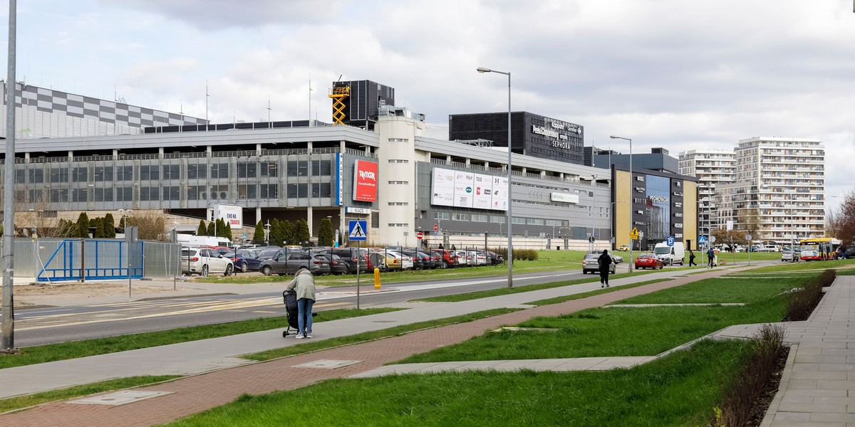 Centra handlowe wprowadzają opłaty za parkowanie. Najemcy są wściekli i wieszczą straty