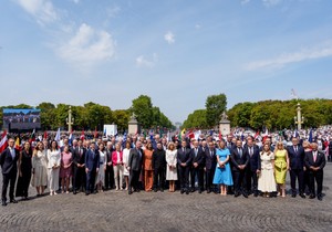 Vučić na fotografiji nakon vojne parade u Parizu