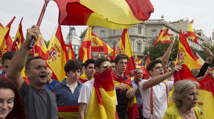 Spanyol nemzetiszínű zászlókkal tüntetnek az önálló Katalóniát támogató népszavazás ellen a madridi Cibeles téren / Fotó: MTI