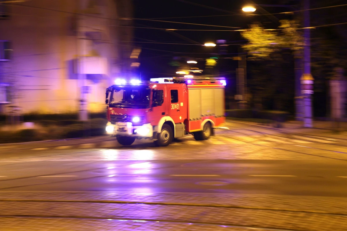  Strażacy ugasili płonące auto na parkingu w Koszalinie. W środku znaleźli zwłoki