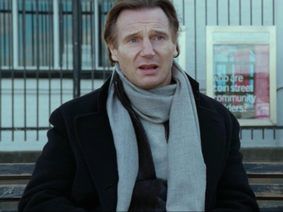 Liam Neeson grał wdowca Daniela, który wychowywał samotnie Sama i na końcu filmu umawiał się z Claudią Schiffer  