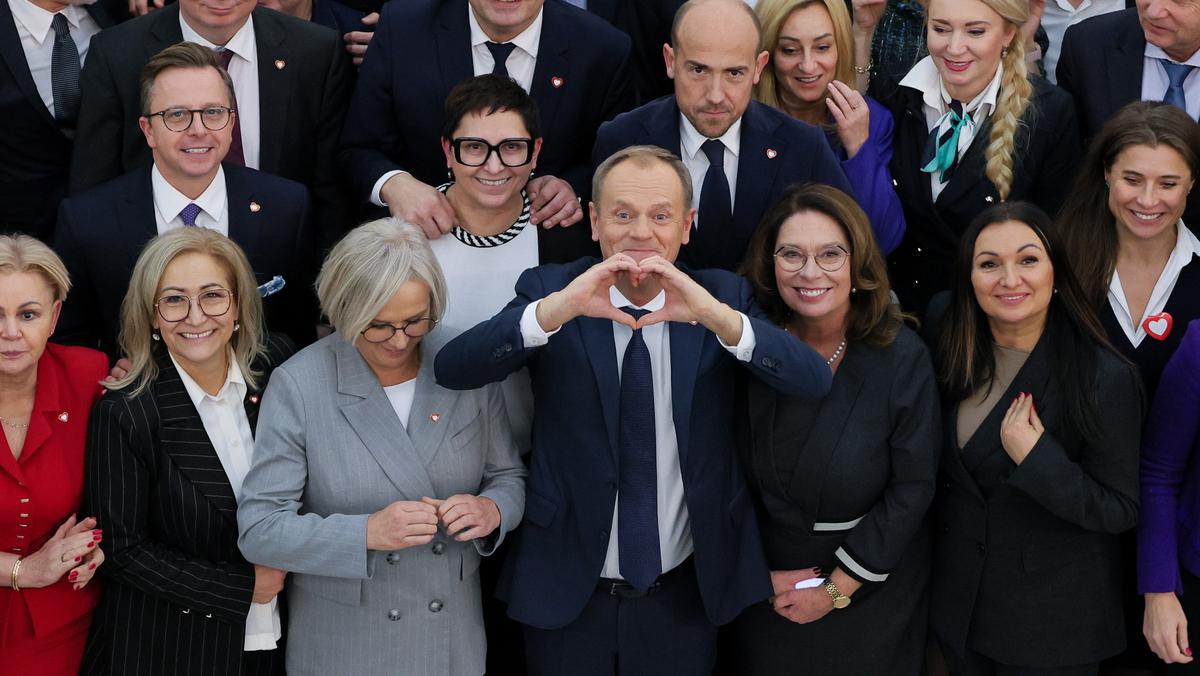 Premier Donald Tusk i politycy KO pozują do pamiątkowego zdjęcia w Sejmie.