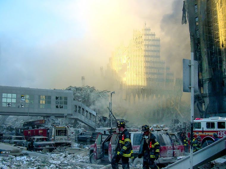 Zgliszcza kompleksu World Trade Center od strony Liberty Street