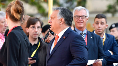 Laza: nézze, milyen nadrágban ment az uniós csúcsra Orbán Viktor!