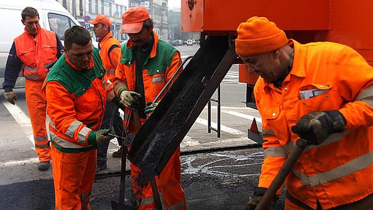 Łódzki Zarząd Dróg i Transportu rozpoczyna pozimowe porządki. A jest co sprzątać, bo łódzkie ulice zaczynają wyglądać jak szwajcarski ser. Urzędnicy zapewniają, że próbują łatać dziury na bieżąco, problem w tym, że te pojawiają się często tuż obok tych wcześniej załatanych.