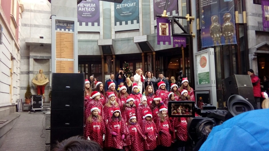 Zabava ispred Ateljea 212