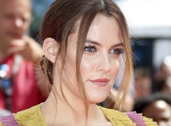 Elvis byłby dumny z takiej wnuczki! Piękna Riley Keough nową gwiazdą kina [ZDJĘCIA]