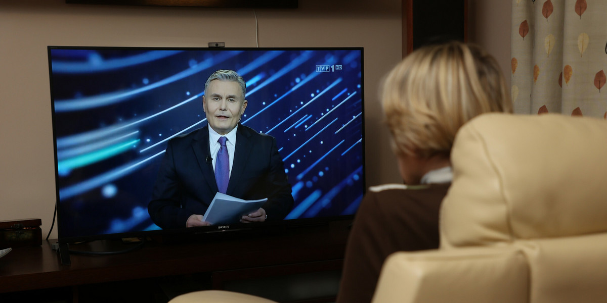 Pierwsze wydanie nowego programu informacyjnego TVP1 poprowadził Marek Czyż.