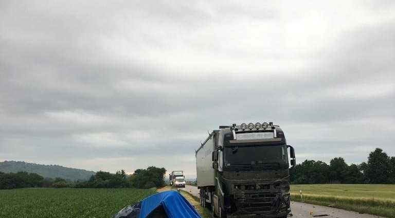 Nehoda kamióna a auta sa stala medzi Levicami – Géňou a Starým Hrádkom.