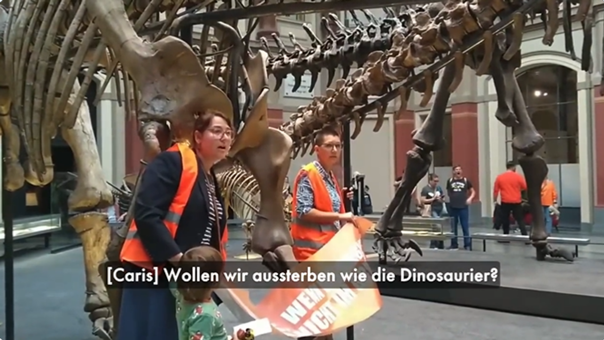 Aktywistki klimatyczne przykleiły się w niedzielę do barierki wokół szkieletu dinozaura w berlińskim Muzeum Historii Naturalnej