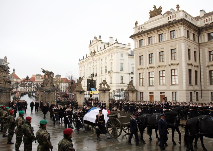 Kondukt żałobny wkraczający do zamku na Hradczanach