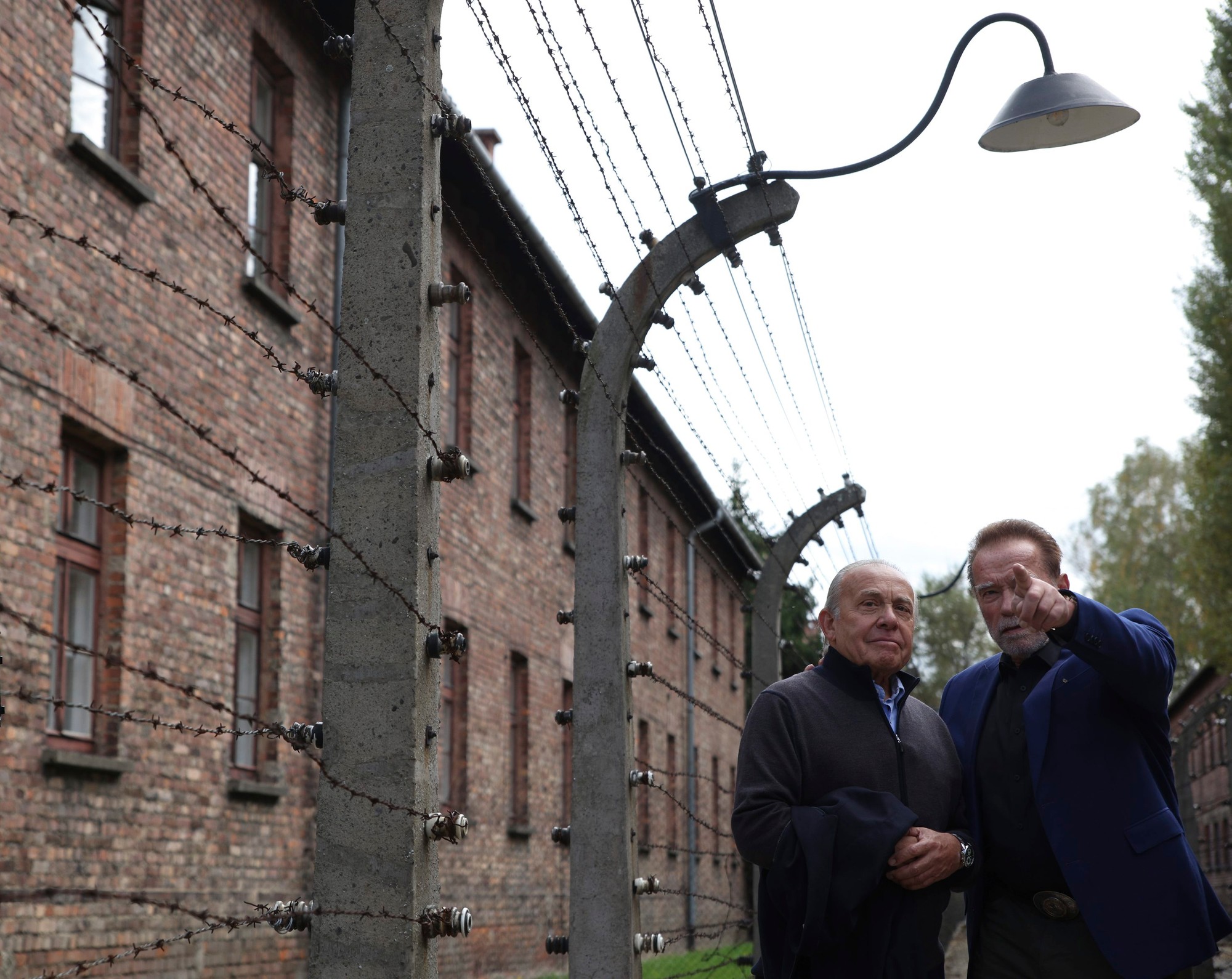 Arnold Schwarzenegger navštívil nacistický koncentračný tábor Auschwitz.