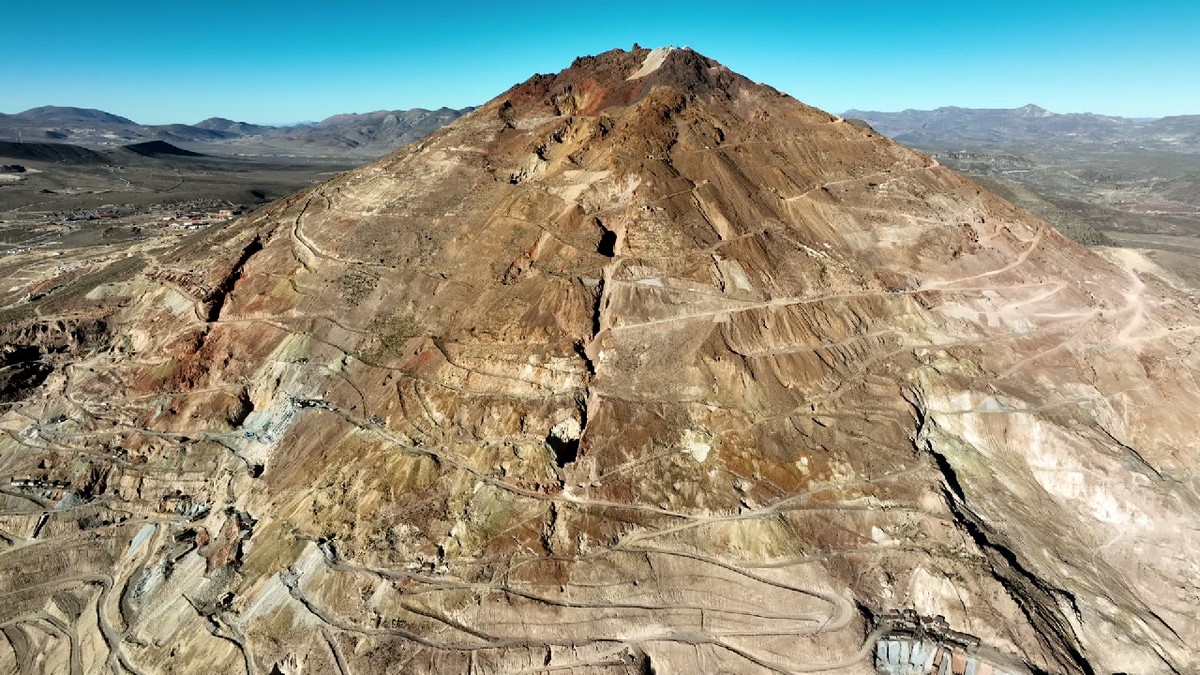 Pracują wewnątrz "góry, która zjada ludzi". Na szali bogactwo i śmierć