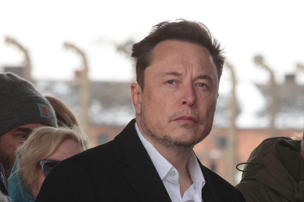 Właściciel Tesli i platformy X Elon Musk podczas wizyty na terenie byłego niemieckiego obozu koncentracyjnego Auschwitz II-Birkenau w Brzezince