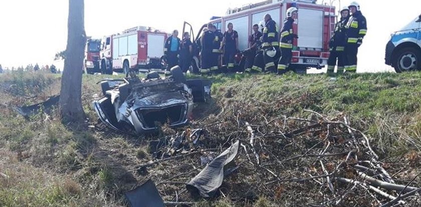 Przerażający wypadek w Krapkowicach. Z auta niewiele zostało