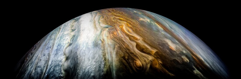 Podczas każdego zbliżenia do Jowisza, mającego miejsce co 53 i pół dnia, JunoCam rejestrował nową partię zdjęć.