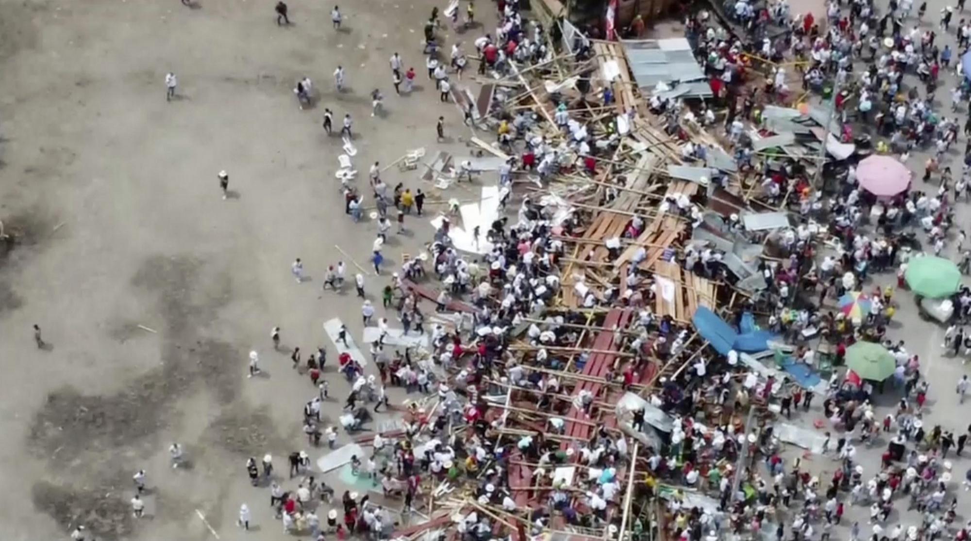Najmenej štyria ľudia zahynuli v nedeľu v Kolumbii pri zrútení časti tribúny v aréne.