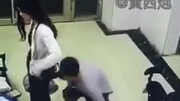 Botrányos felvétel: egy liftnél várakozó nőre csapott le a seggszagolgató-fantom – videó