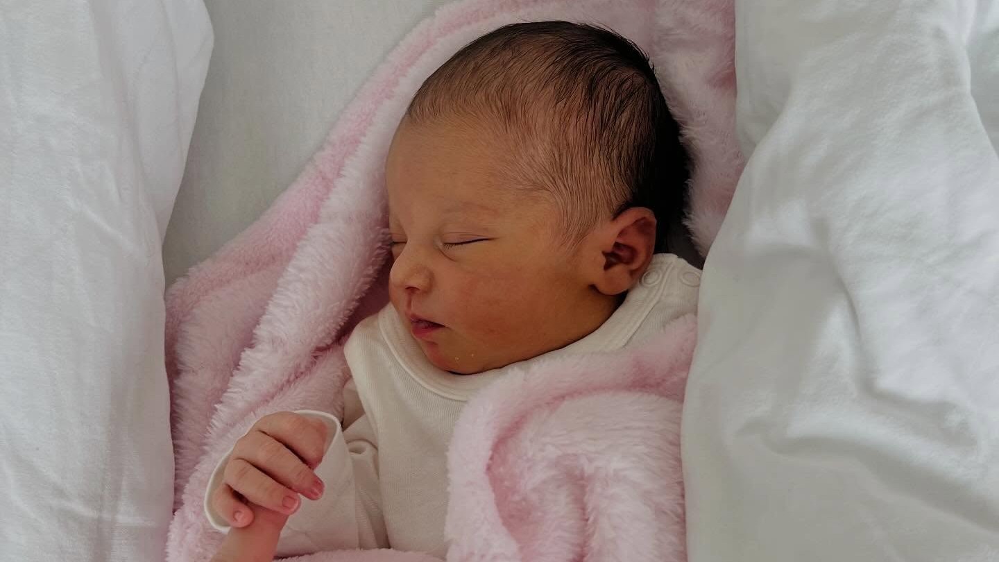 V slovenských pôrodniciach prichádzajú na svet aj takéto malé zázraky. Toto dievčatko rovno s prekvapením pre rodičov aj zdravotnícky personál. 16. 4. 2026, @FB Gynekologicko-pôrodnícke oddelenie Brezno