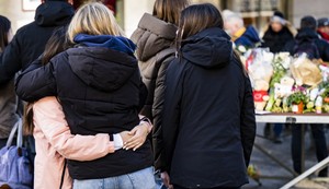 Ljudi odaju počast žrtvama požara ispred bara u Kran-Montani, Švajcarska 2. januara