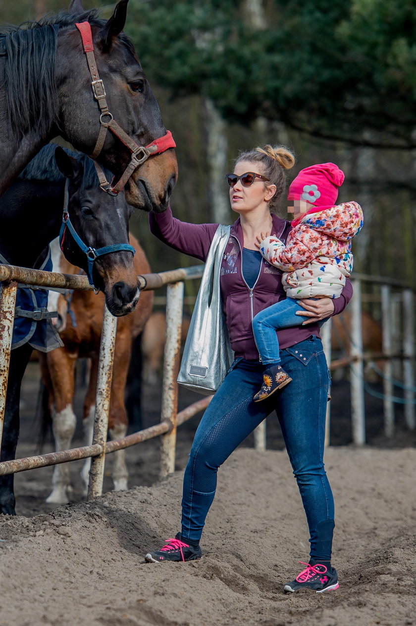 Ania Powierza z córką Helenką przy koniach
