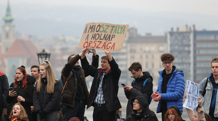  Az ADOM diákmozgalom kezdeményezésére a parlamenthez vonultak a diákok /Fotó:Zsolnai Péter