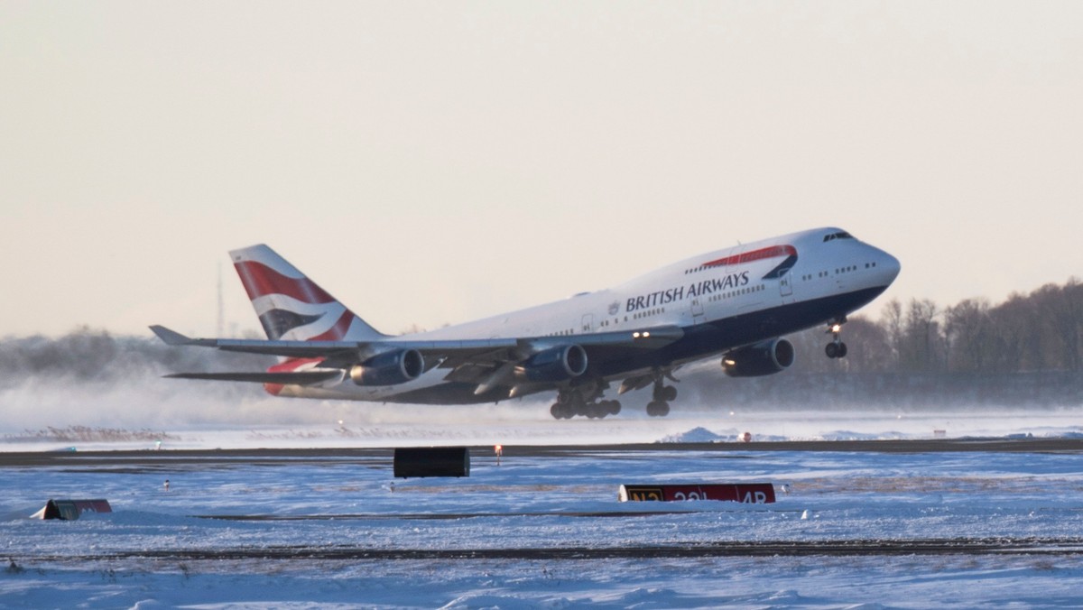 Ponad sto zaplanowanych lotów z brytyjskiego lotniska Heathrow pod Londynem odwołano dziś z powodu warunków pogodowych. Śnieżyce i gołoledź utrudniają transport w różnych częściach Wielkiej Brytanii.